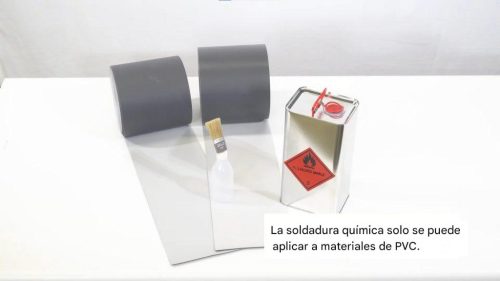 Ejemplo de materiales de PVC junto a un recipiente de solvente químico inflamable utilizado en soldadura con pegamento